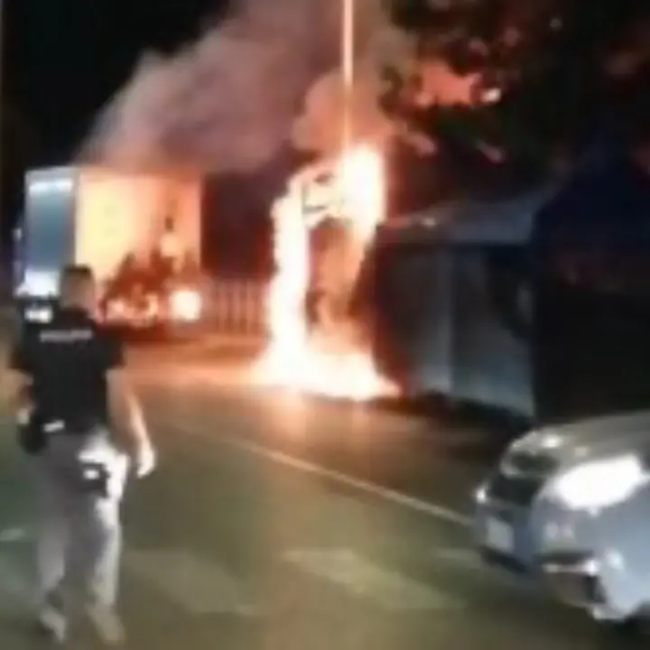 Corigliano Rossano, incendio coinvolge furgone e avvolge un albero: paura per i residenti