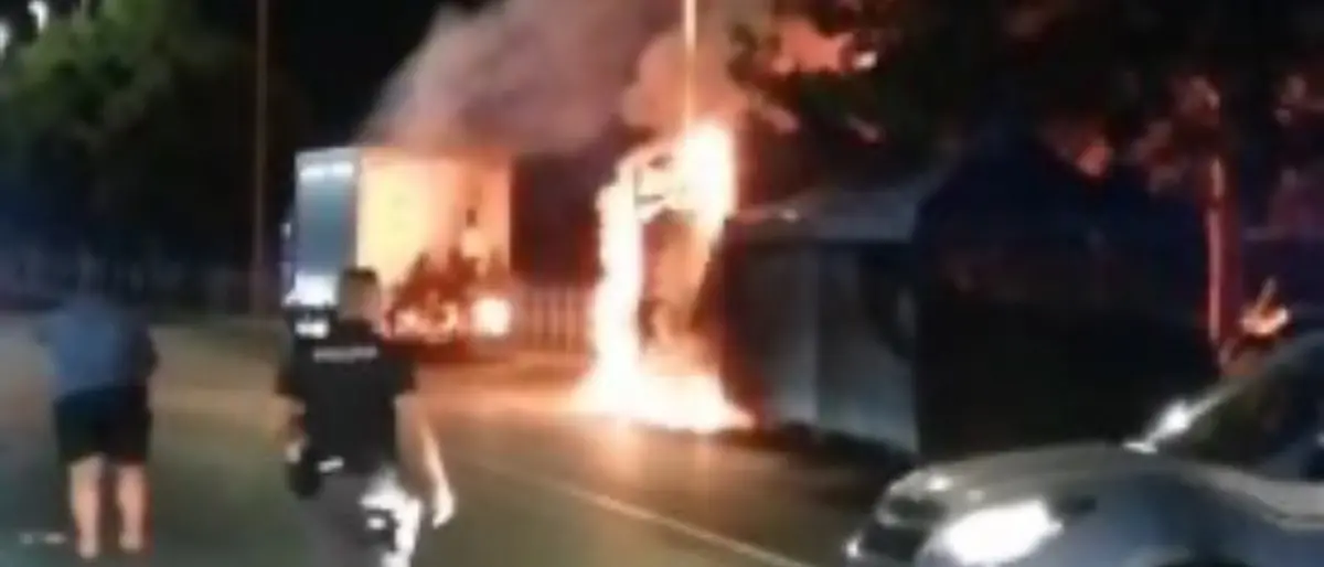 Corigliano Rossano, incendio coinvolge furgone e avvolge un albero: paura per i residenti