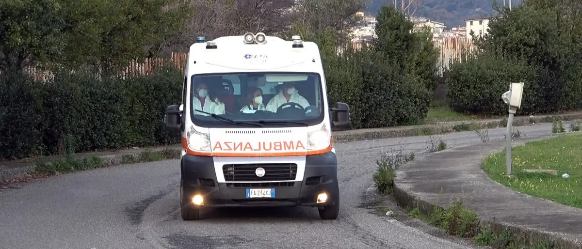 Corigliano Rossano, scoppia una bombola e l’appartamento prende fuoco: grave un 70enne