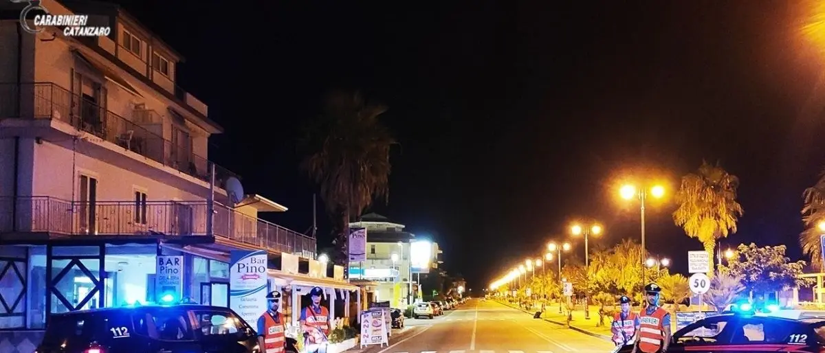 Norme anti-Covid, a Gizzeria ballano sotto il palco durante il concerto di Gué Pequeno: chiuso locale