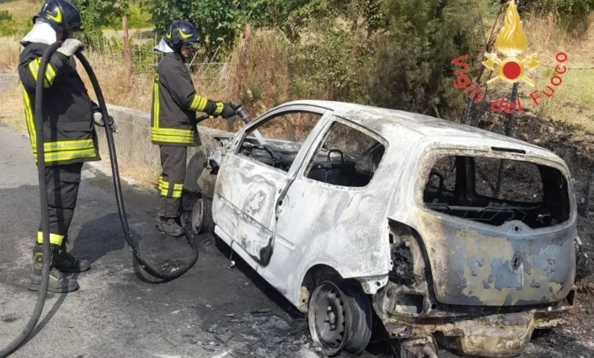 Anziana muore carbonizzata in auto, il racconto della sopravvissuta: «Grazie all’eroe che mi ha salvata»