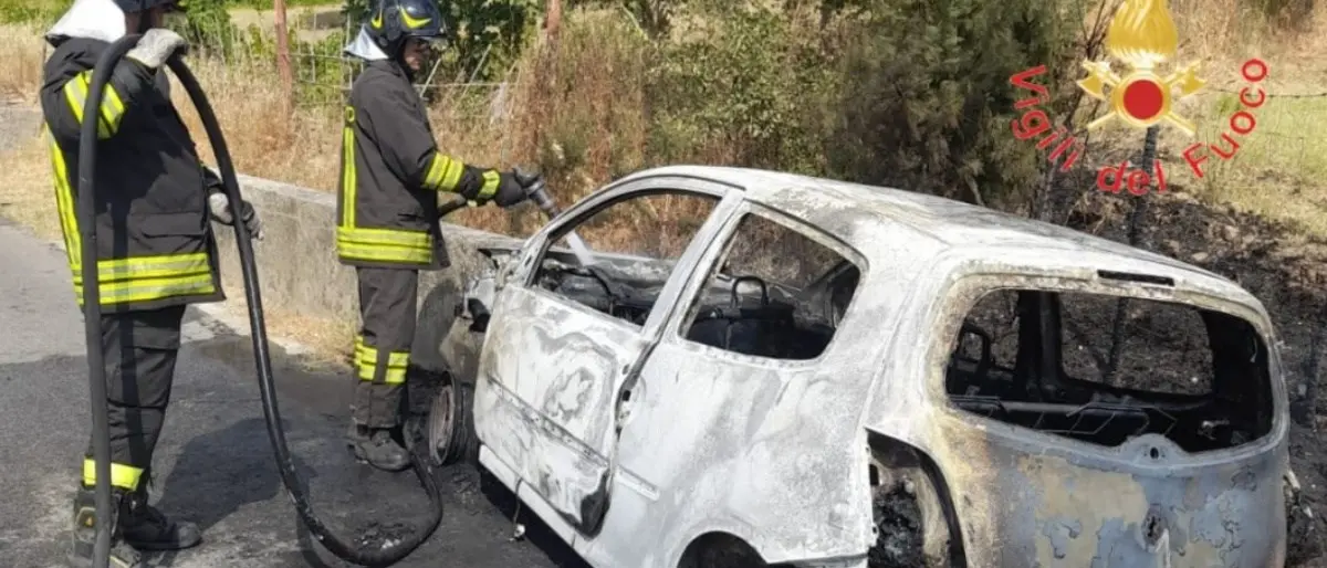 Anziana muore carbonizzata in auto, il racconto della sopravvissuta: «Grazie all’eroe che mi ha salvata»