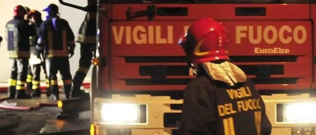 Catanzaro, minaccia di lanciarsi dal terrazzo: salvato dai Vigili del fuoco