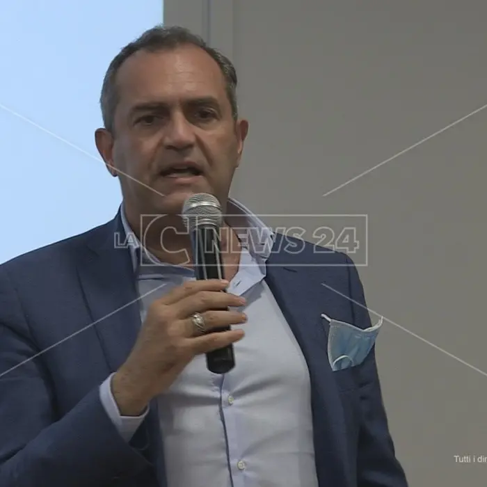 Regionali, De Magistris: «Equità territoriale lascia la coalizione ma parte del Movimento è con me»