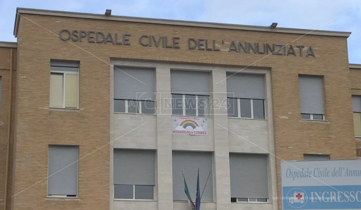 Dramma all’ospedale di Cosenza, 50enne si toglie la vita: era positivo al Covid