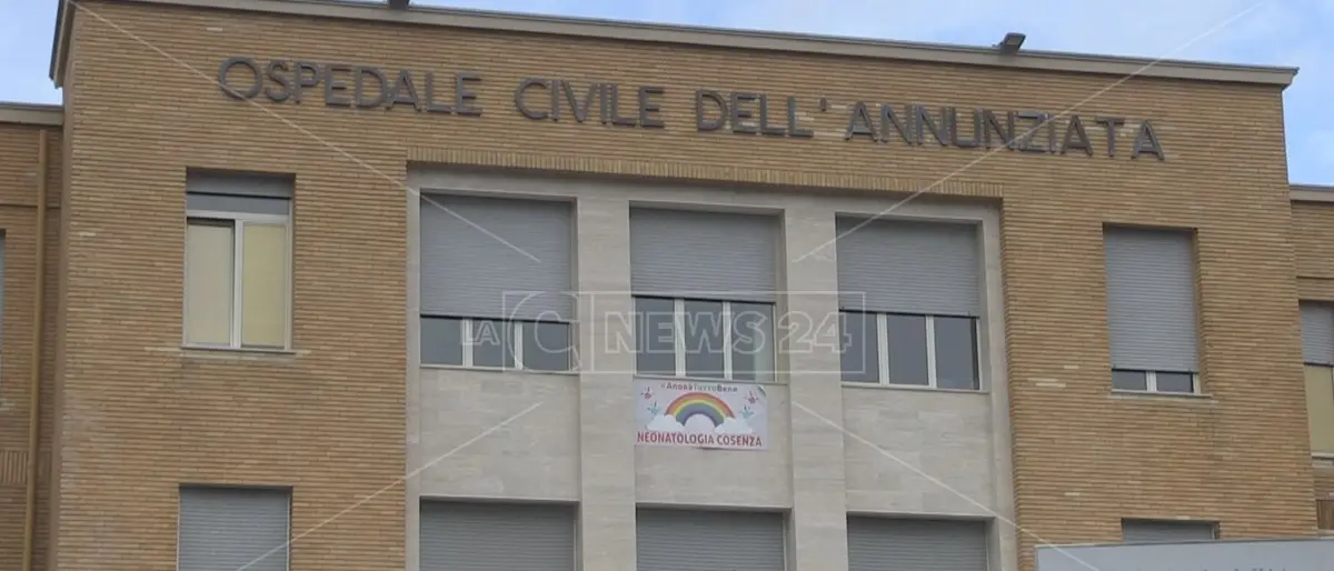 Dramma all’ospedale di Cosenza, 50enne si toglie la vita: era positivo al Covid