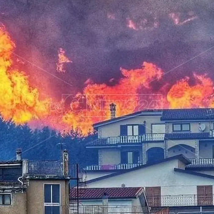 Incendi, la Calabria brucia ancora: oltre 160 gli interventi nelle ultime 24 ore