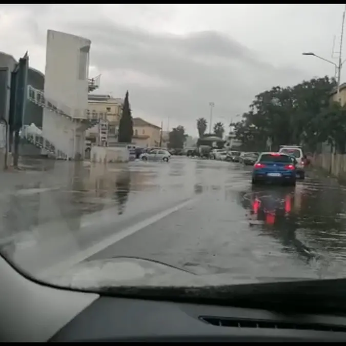 Dal caldo alla pioggia: acquazzoni sulla costa ionica catanzarese, strade allagate