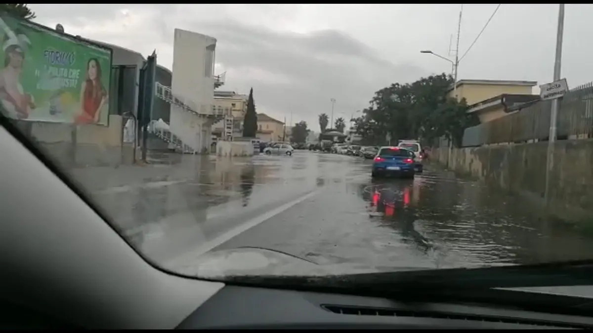 Dal caldo alla pioggia: acquazzoni sulla costa ionica catanzarese, strade allagate