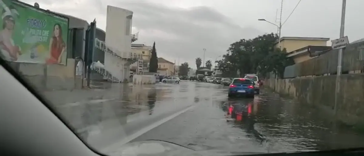 Dal caldo alla pioggia: acquazzoni sulla costa ionica catanzarese, strade allagate