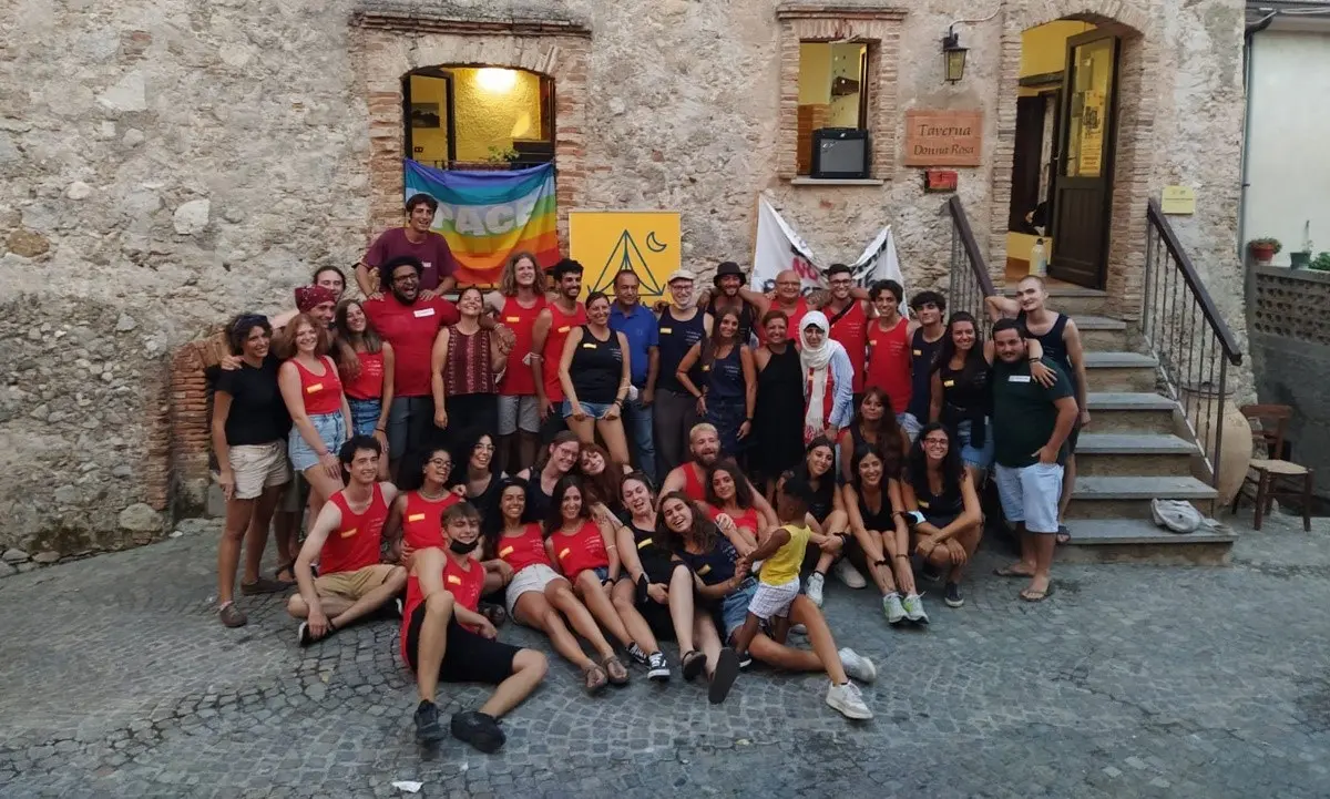 A Riace inaugurato il forno sociale dei popoli: così il pane costruisce comunità