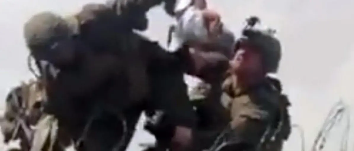 Afghanistan, restituito al papà il bimbo passato oltre il filo spinato all’aeroporto di Kabul