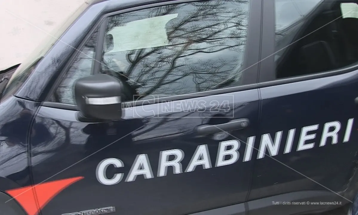 Spari nella notte a Praia a Mare, ferito un uomo nel piazzale di un pub