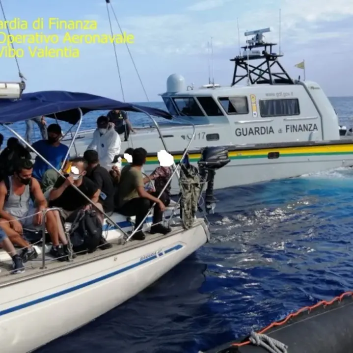Migranti, due imbarcazioni intercettate al largo della costa crotonese: fermati i presunti scafisti