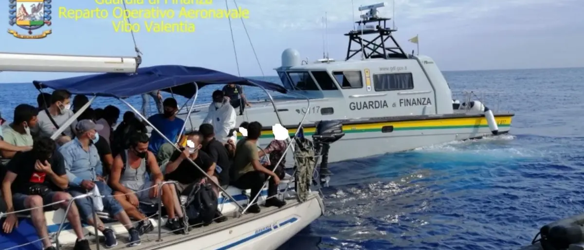 Migranti, due imbarcazioni intercettate al largo della costa crotonese: fermati i presunti scafisti