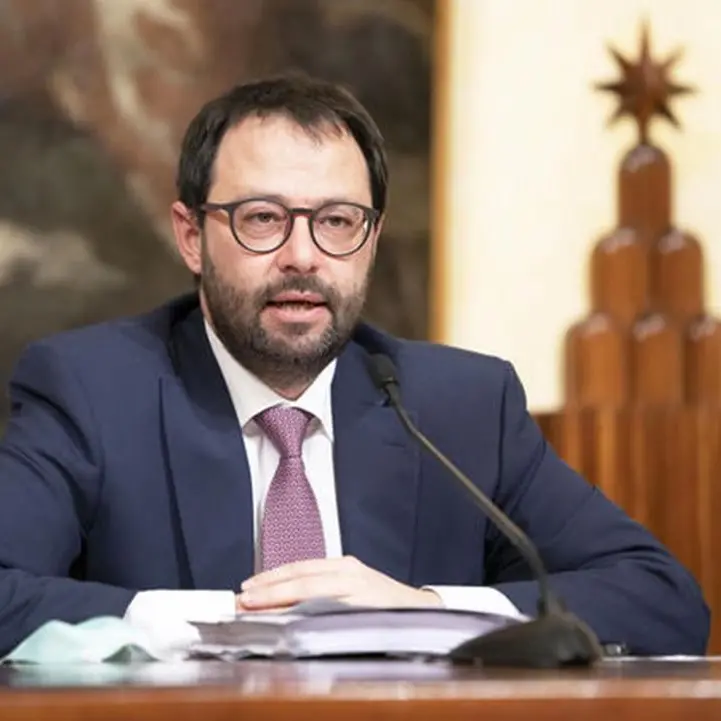 Incendi, il ministro Patuanelli atteso in Calabria: incontrerà i sindaci dei comuni più colpiti