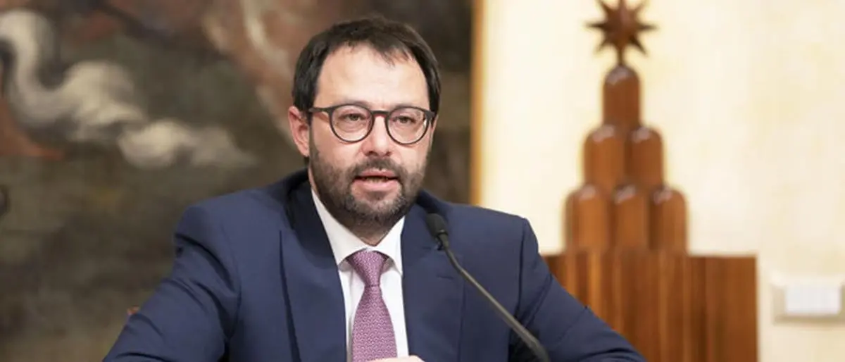 Incendi, il ministro Patuanelli atteso in Calabria: incontrerà i sindaci dei comuni più colpiti