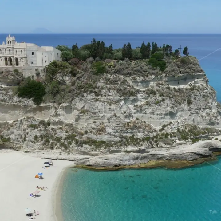 Tropea, rubano zainetto in spiaggia con all’interno smartphone e documenti: arrestate 2 persone