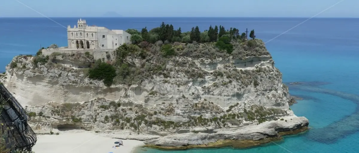 Tropea, rubano zainetto in spiaggia con all’interno smartphone e documenti: arrestate 2 persone
