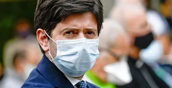 Covid, Speranza: «Abbiamo evitato lockdown negli ultimi mesi grazie ai vaccini»