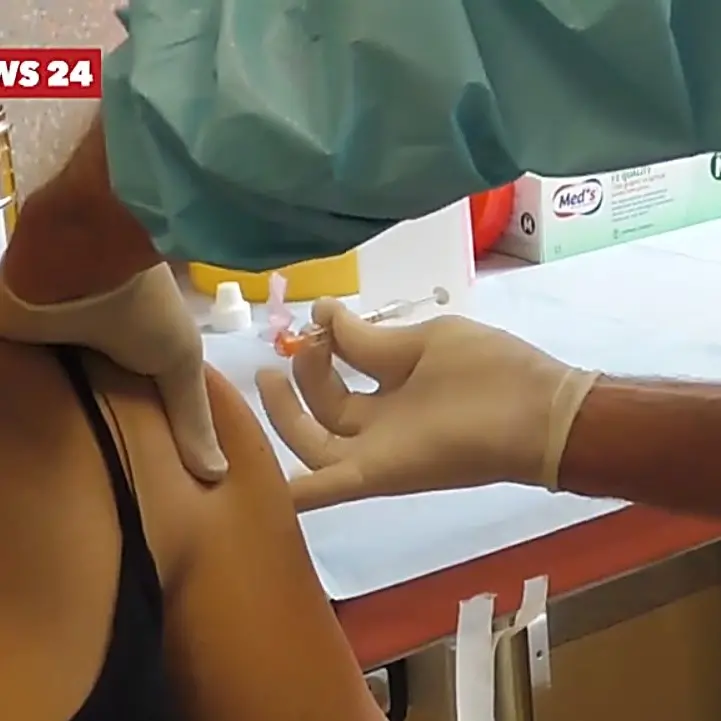 Covid, i medici ospedalieri: «Pronti a vaccinare gli studenti nelle scuole»