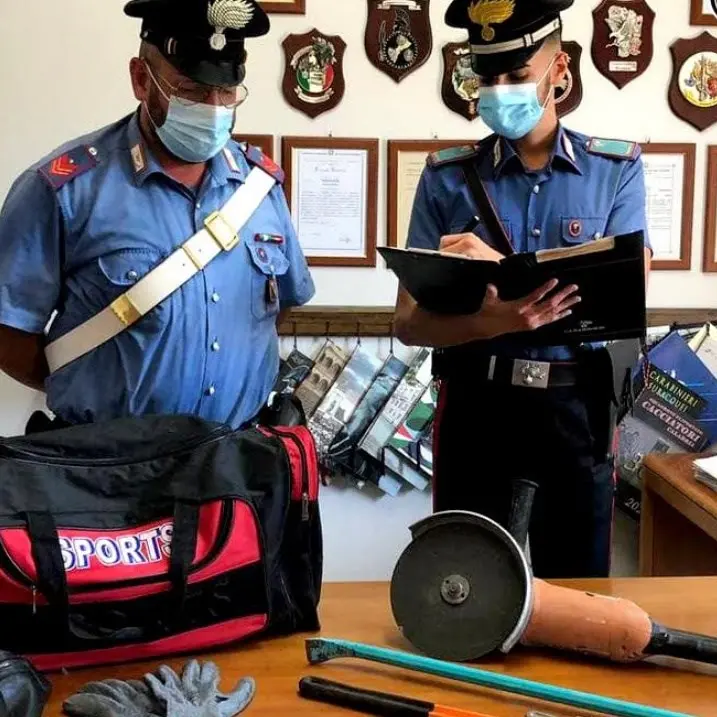 Gli svaligiano casa mentre è un matrimonio: due arresti nel Reggino