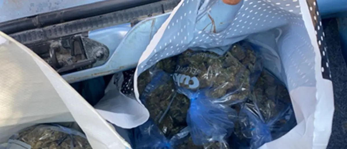 Crotone, i poliziotti trovano un chilo di droga in una vecchia auto rubata