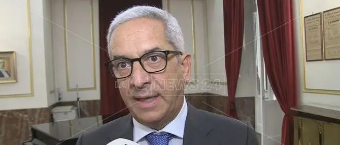 Incendi, Anci Calabria: «Ringraziamo il ministro Patuanelli per l’attenzione riservata all’emergenza»