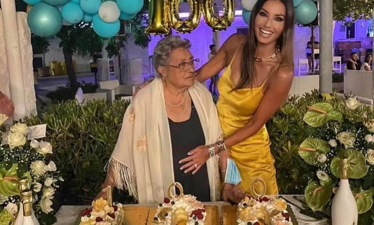 Elisabetta Gregoraci nella sua Soverato per festeggiare i 100 anni della nonna