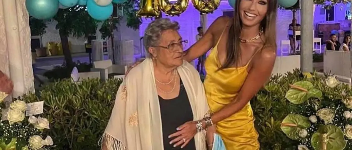 Elisabetta Gregoraci nella sua Soverato per festeggiare i 100 anni della nonna