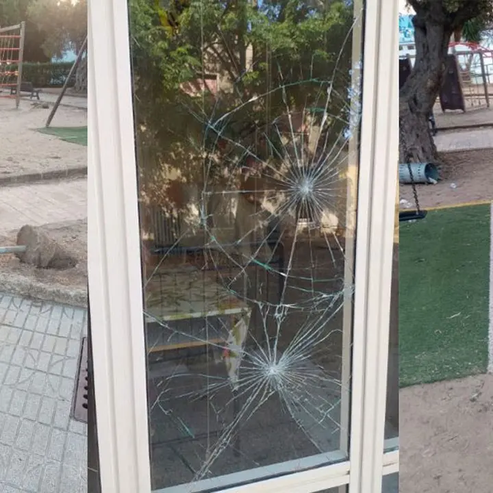 Isola Capo Rizzuto, vandali in azione: danneggiati asilo e parco giochi