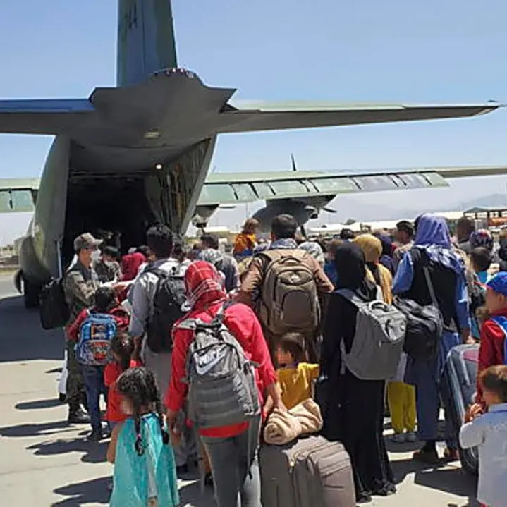 Afghanistan, paura all’aeroporto: talebani sparano per disperdere la folla mentre decolla un aereo italiano