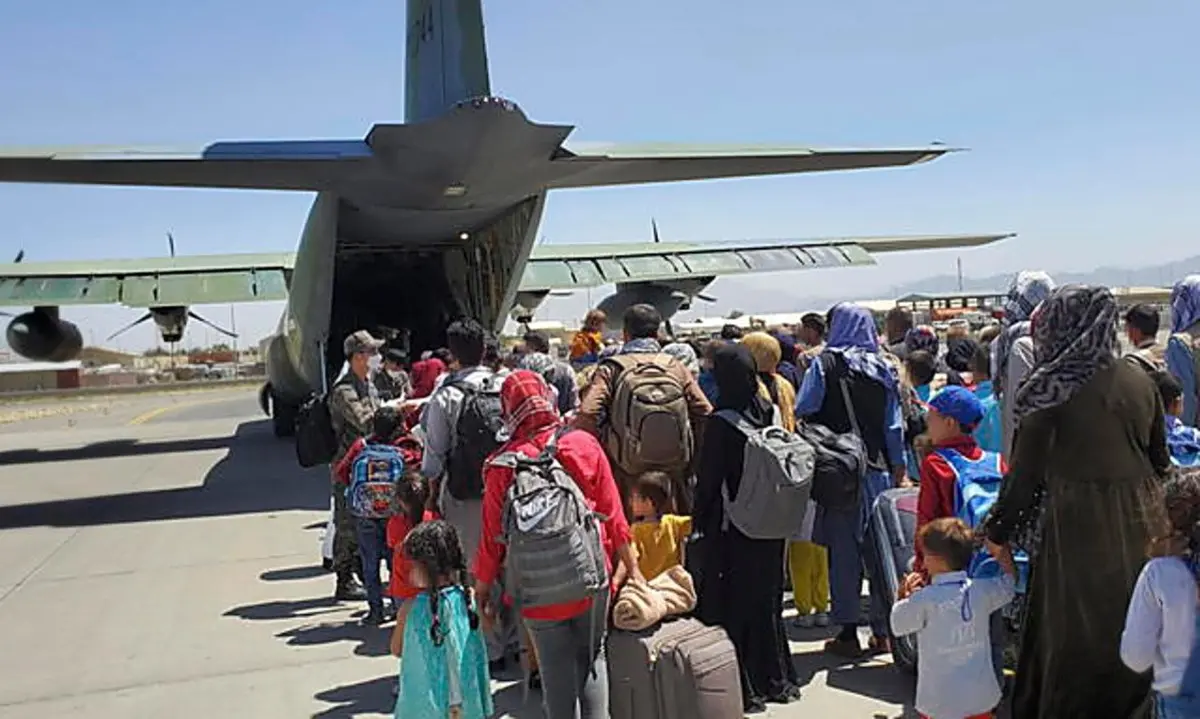 Afghanistan, paura all’aeroporto: talebani sparano per disperdere la folla mentre decolla un aereo italiano