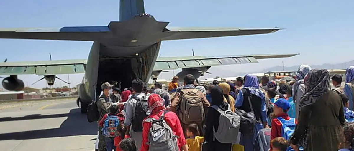Afghanistan, paura all’aeroporto: talebani sparano per disperdere la folla mentre decolla un aereo italiano