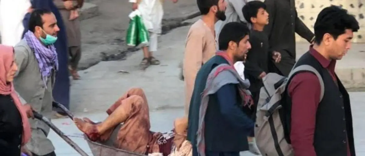 Afghanistan, attacco kamikaze all’aeroporto di Kabul: almeno 40 morti e 120 feriti - LIVE