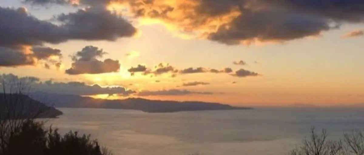 Costa viola: da Palmi a Villa tra spiagge, costoni a picco sul mare turchese e tramonti color porpora