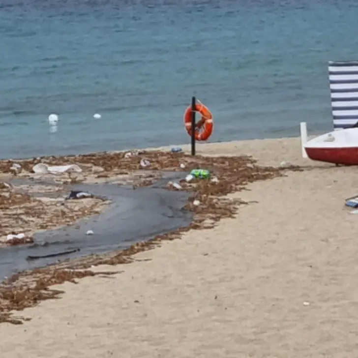 Mare sporco, Codacons denuncia: «A Soverato sversamento liquami e rifiuti dopo la pioggia»