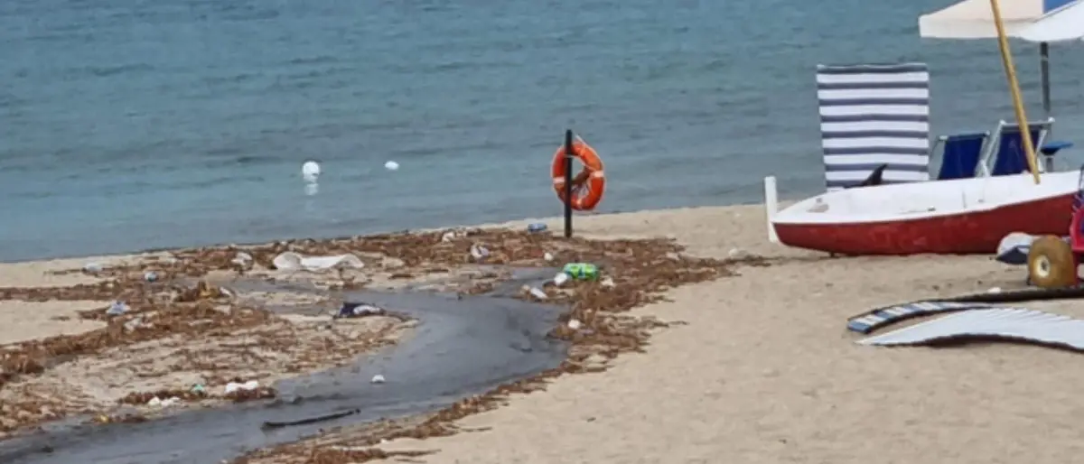 Mare sporco, Codacons denuncia: «A Soverato sversamento liquami e rifiuti dopo la pioggia»