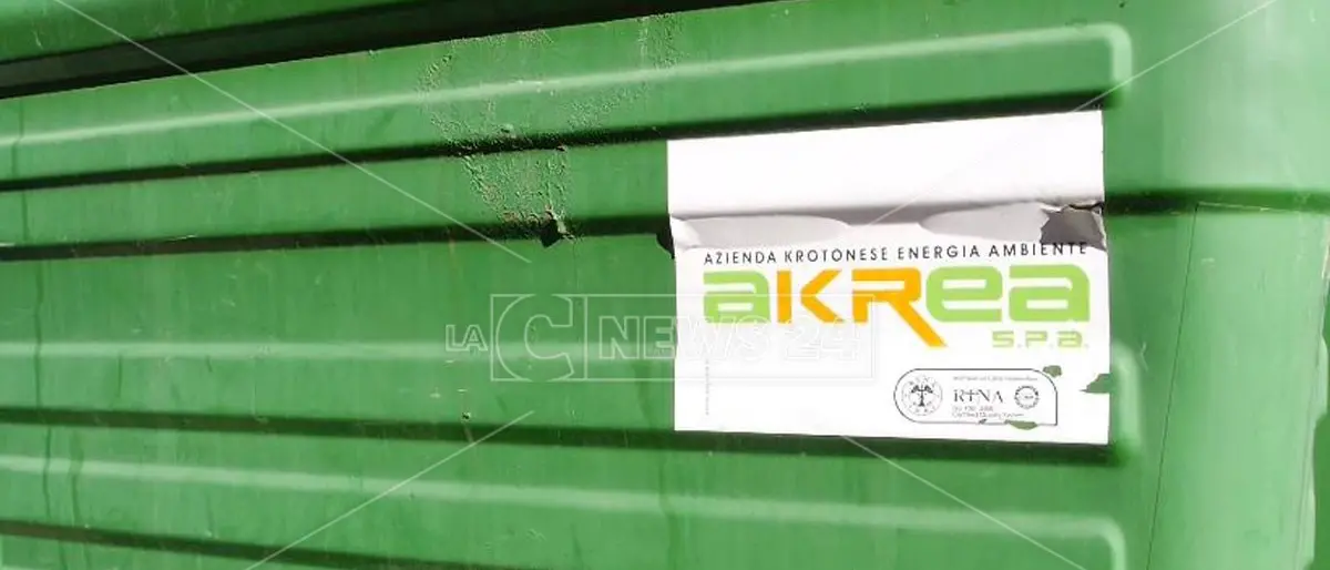 Rifiuti Crotone, guasto all’impianto di Ponticelli e camion fermi ai cancelli