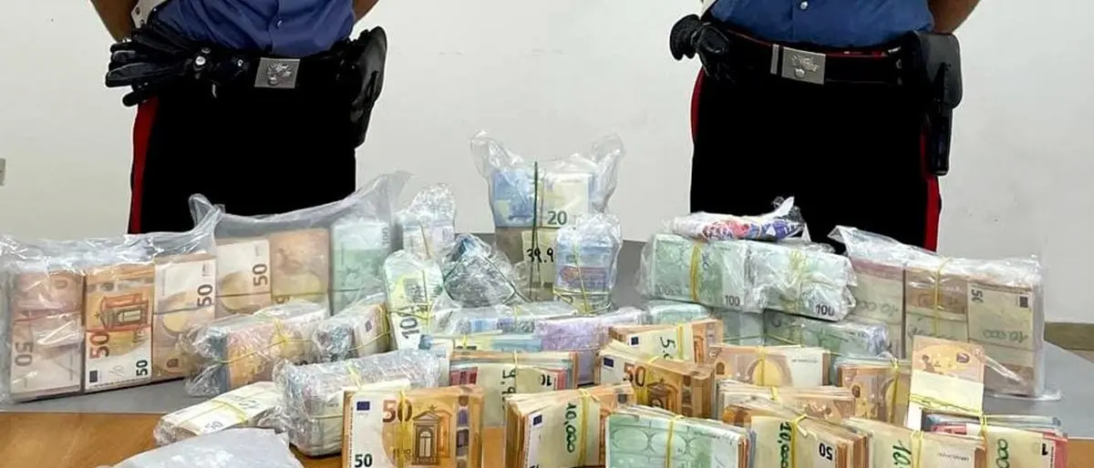 Aveva in auto e nel garage armi, droga e 450mila euro: arrestato un 32enne di Gioia Tauro