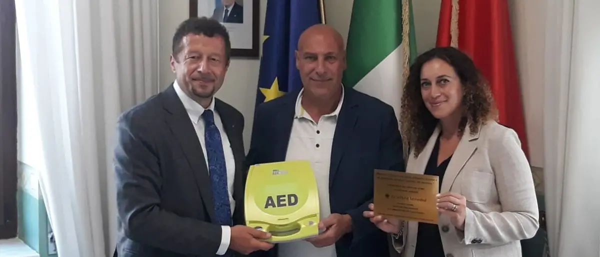 Crotone, clinica tedesca dona defibrillatore alla città: sarà istallato nella sede della polizia locale