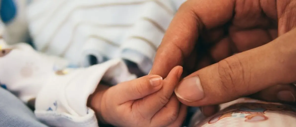 Donna incinta folgorata mentre fa la doccia: bimbo nasce con parto cesareo, lei è grave