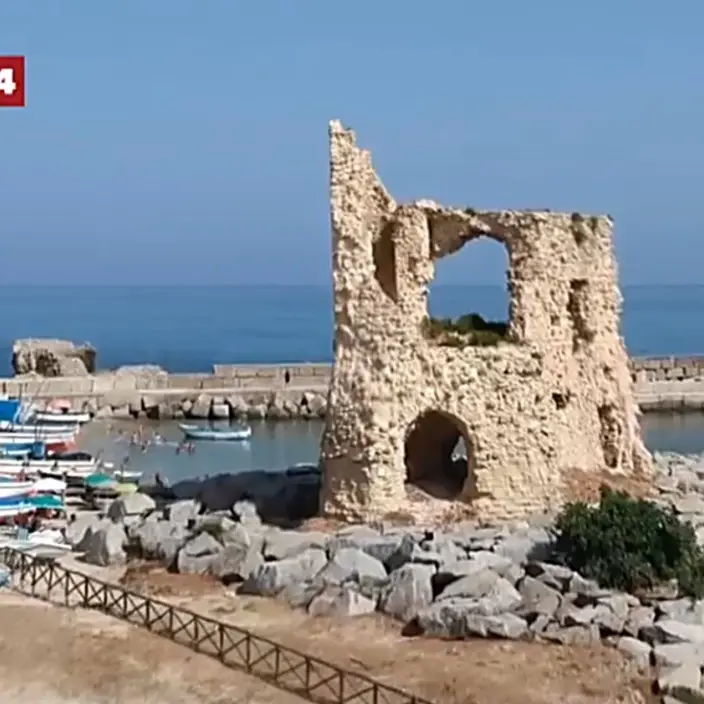 Briatico, all’ombra della Torretta il mare restituisce un’antica vasca per la lavorazione del pesce