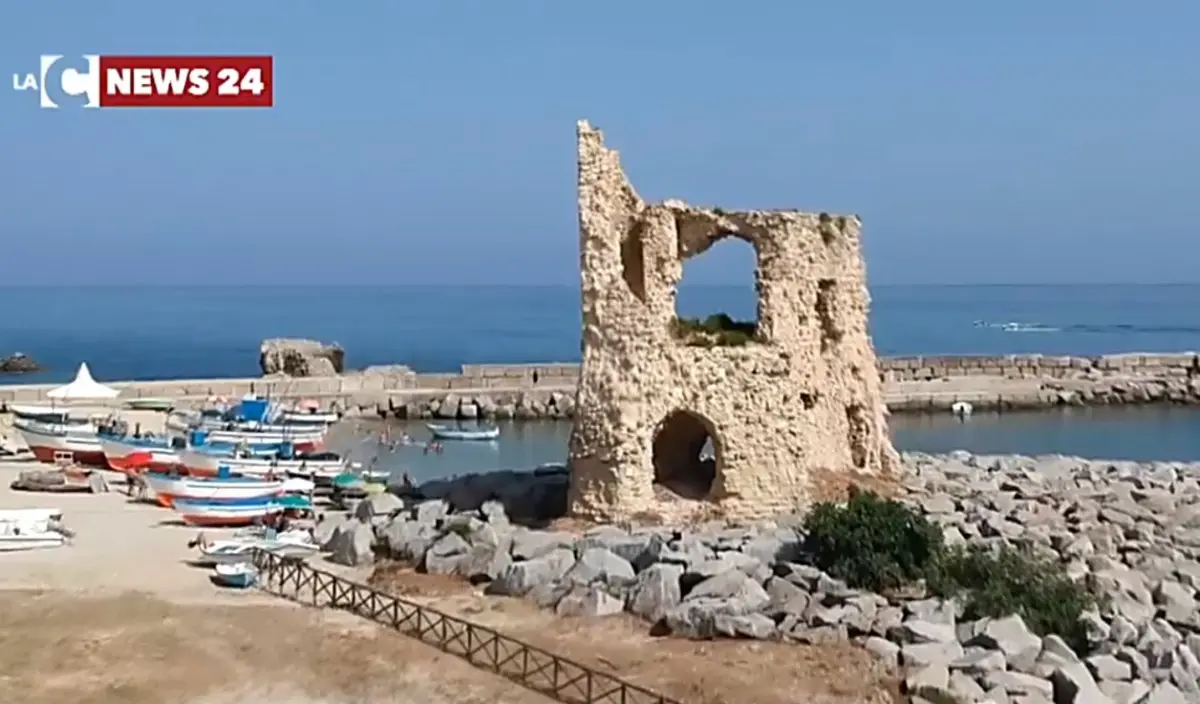 Briatico, all’ombra della Torretta il mare restituisce un’antica vasca per la lavorazione del pesce