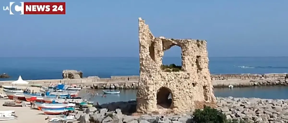 Briatico, all’ombra della Torretta il mare restituisce un’antica vasca per la lavorazione del pesce