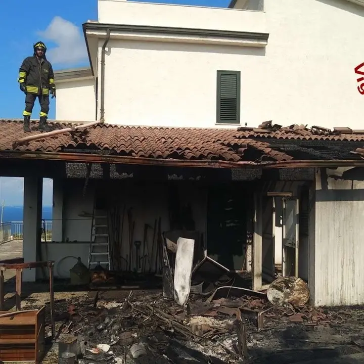 Zambrone, vasto incendio divora collina e raggiunge due villette