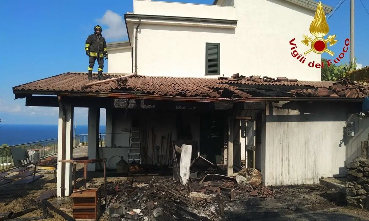 Zambrone, vasto incendio divora collina e raggiunge due villette