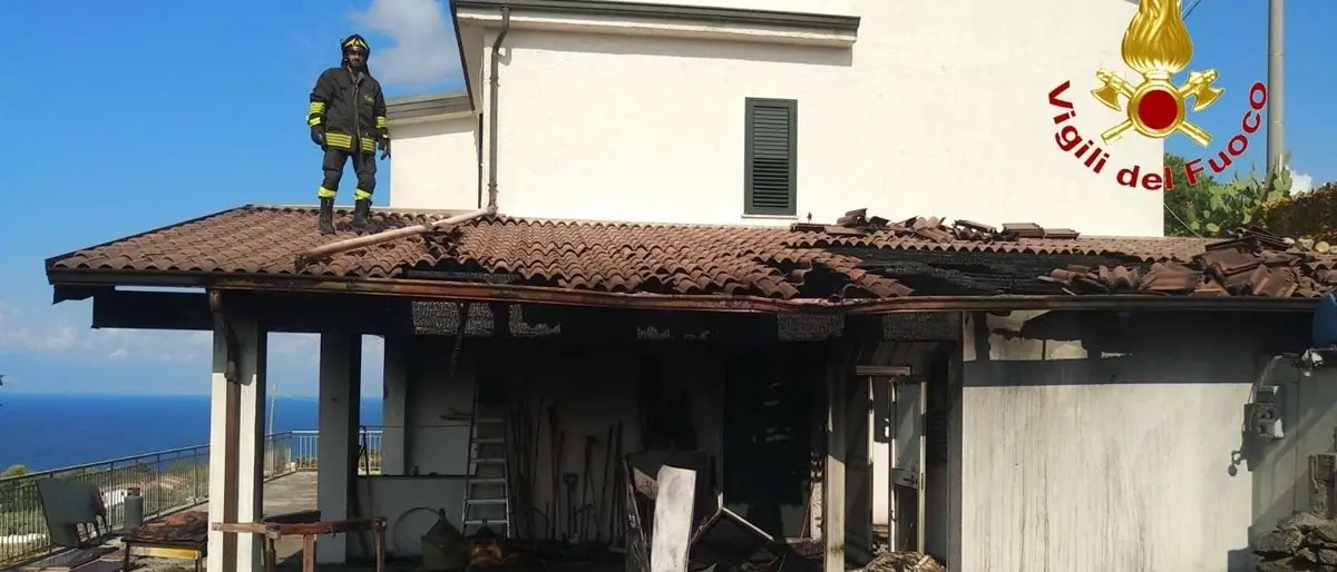 Zambrone, vasto incendio divora collina e raggiunge due villette