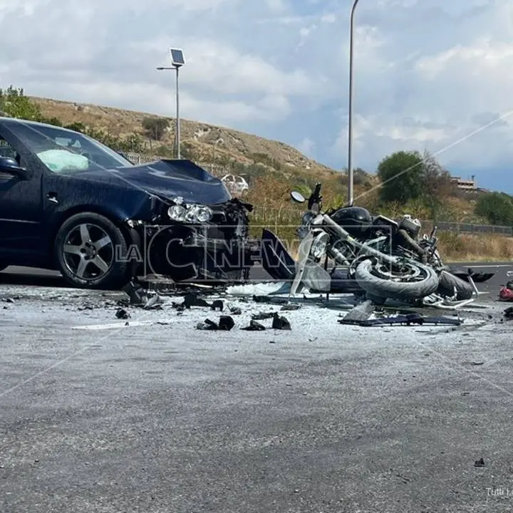 Drammatico incidente sulla statale 106 a Riace: un morto, due i feriti