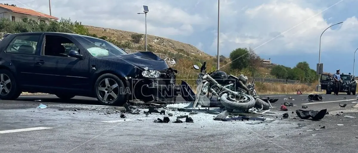 Drammatico incidente sulla statale 106 a Riace: un morto, due i feriti